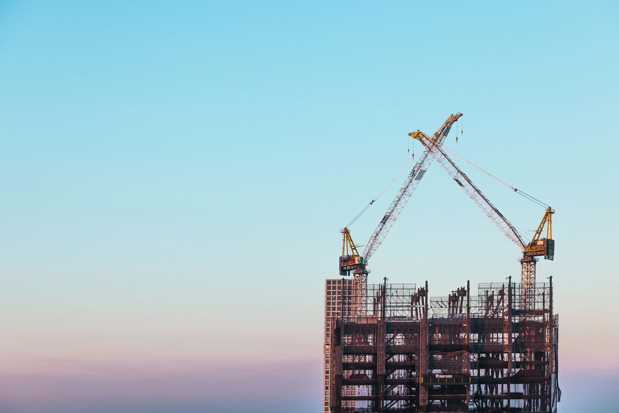 Chantier de construction au crépuscule